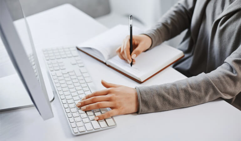 trabajar de asistente virtual desde casa