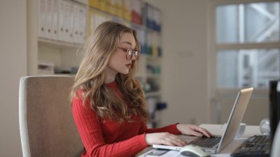 Asistente virtual trabajando desde casa con el portátil