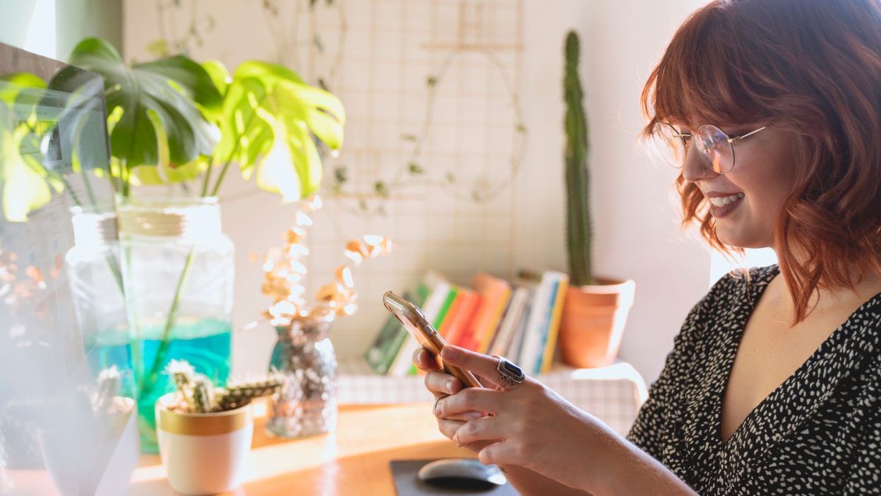 Mujer respondiendo encuestas de Swagbucks en el móvil