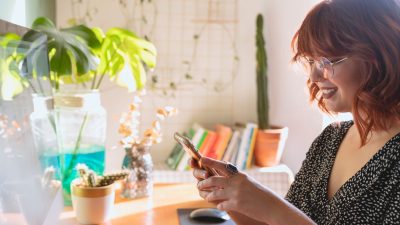 Mujer respondiendo encuestas de Swagbucks en el móvil