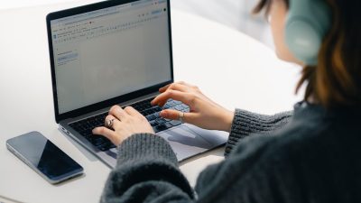 Trabajar como transcriptor desde casa con auriculares y portátil
