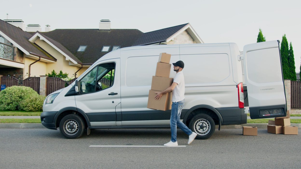 Amazon Flex: repartidor llevando paquetes desde su vehículo
