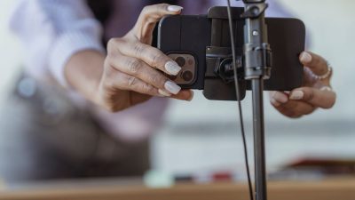 Móvil en un trípode para grabar un vídeo