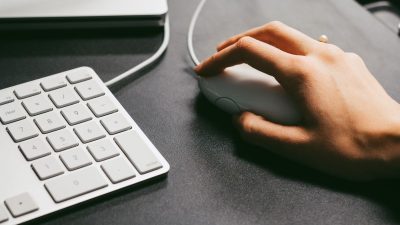 Mano haciendo clic con el ratón del ordenador