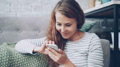 Mujer respondiendo una encuesta de Google Opinion Rewards en el móvil