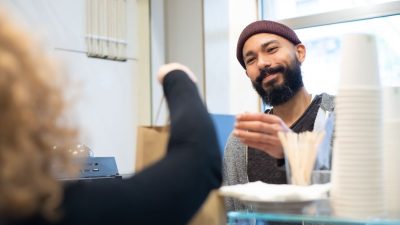 Mostrador de un negocio de comida atendiendo a un cliente