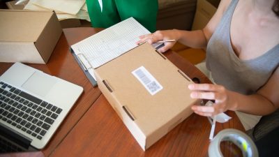 Preparando un pedido de una tienda online desde casa