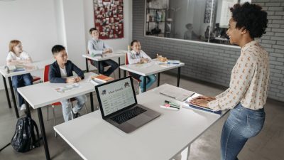 Una profesora da clase a un grupo de alumnos