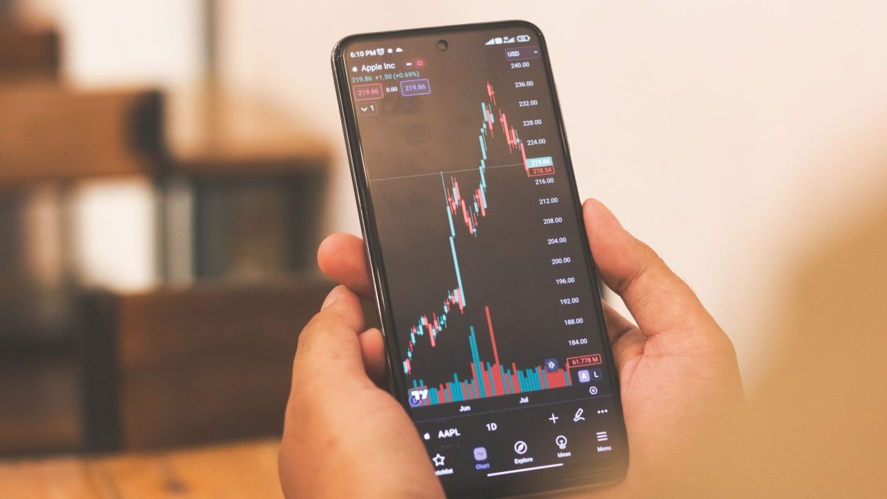 Apps para invertir en México: gráfico de una acción en el celular