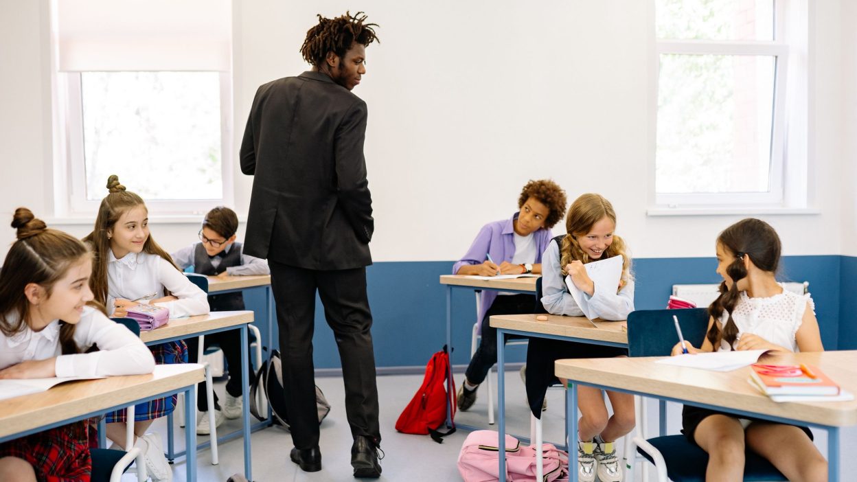 Auxiliar de conversación en un aula con alumnos