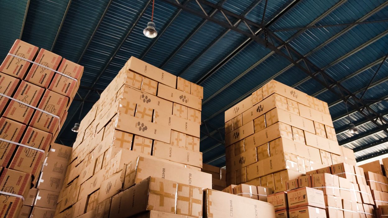 Cajas de productos apiladas en un almacén de dropshipping como los de CJ Dropshipping