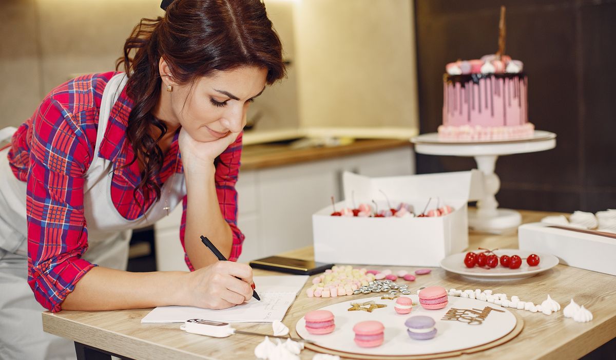 Repostera haciendo el escandallo de una tarta