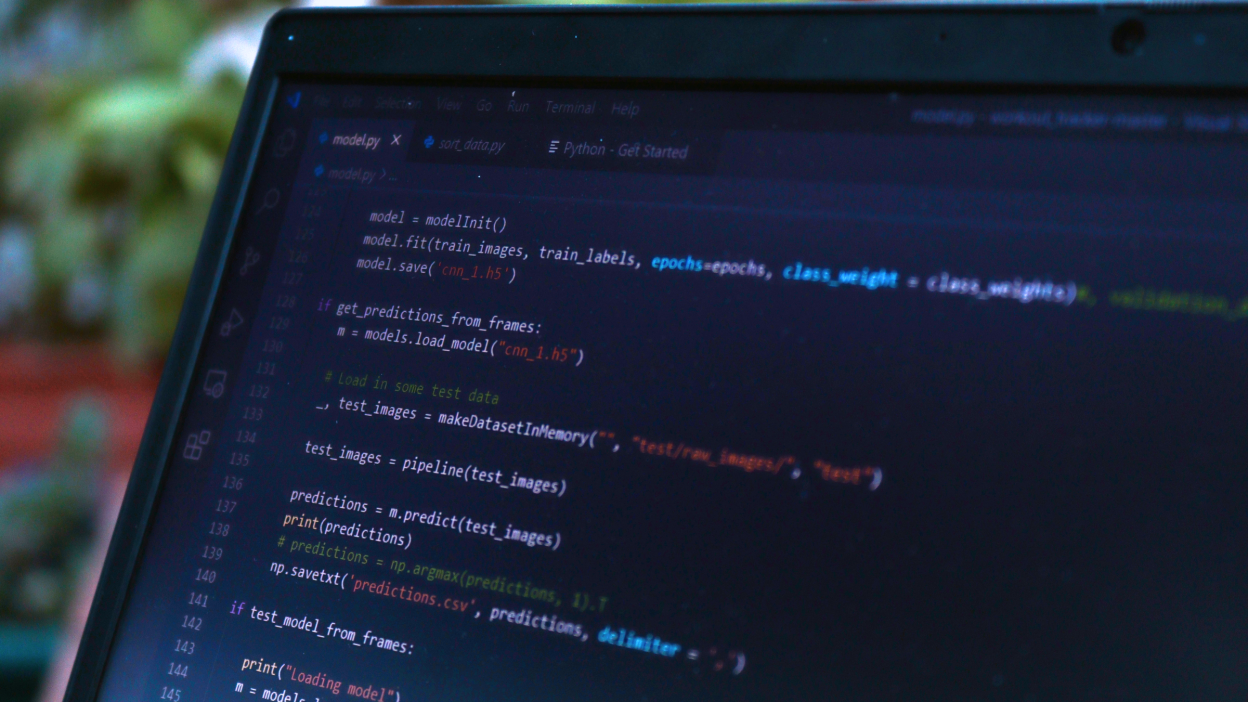 Código de un modelo de inteligencia artificial en la pantalla, el tipo de trabajo de Outlier AI