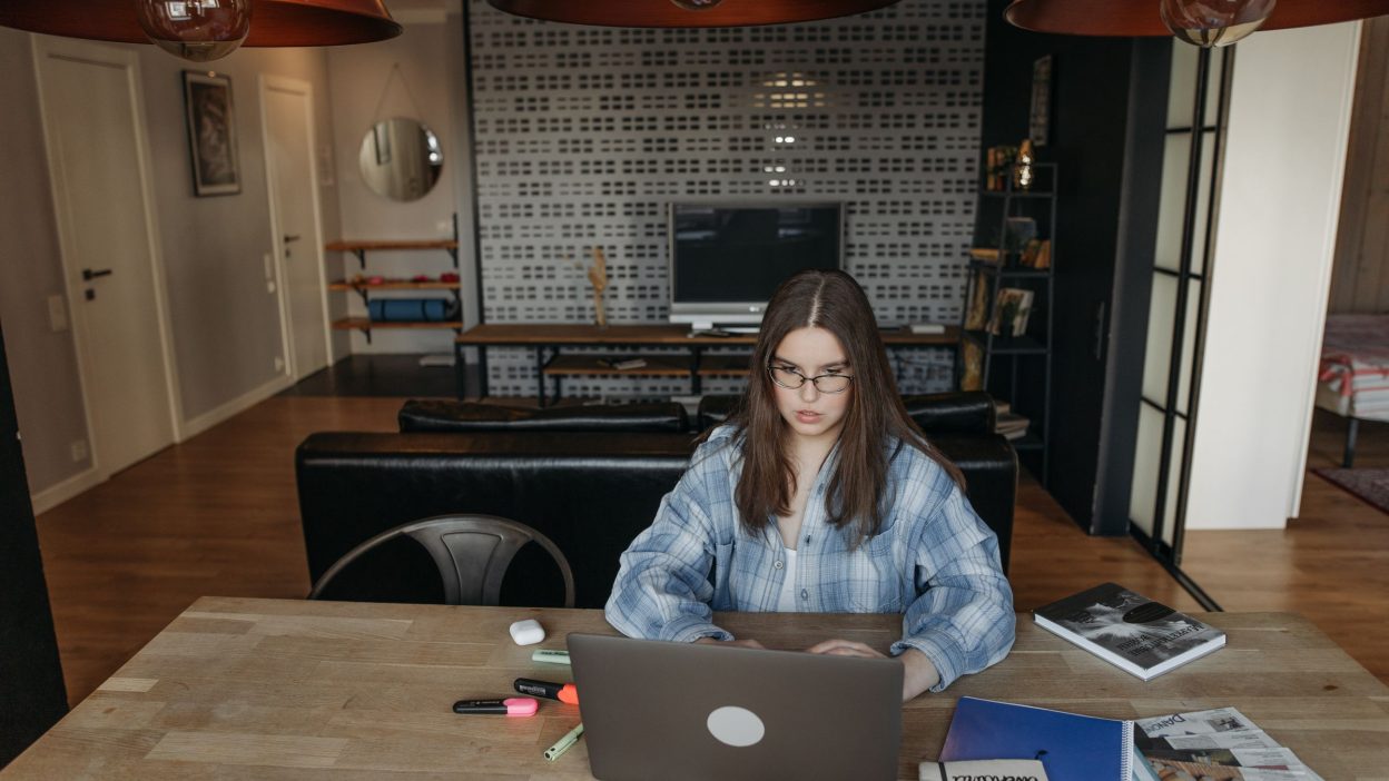 Freelancer trabajando desde casa con el portátil