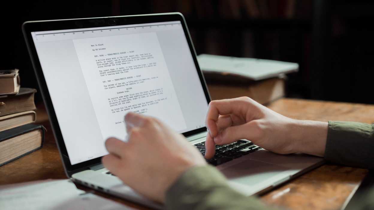 Redactor escribiendo un texto en el portátil para una plataforma como Textbroker
