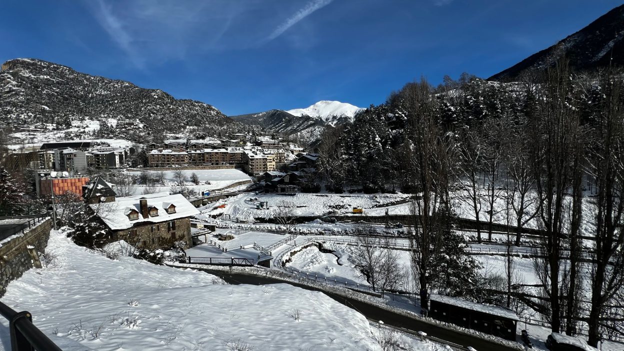 La Massana nevada en invierno, temporada de trabajo en Andorra