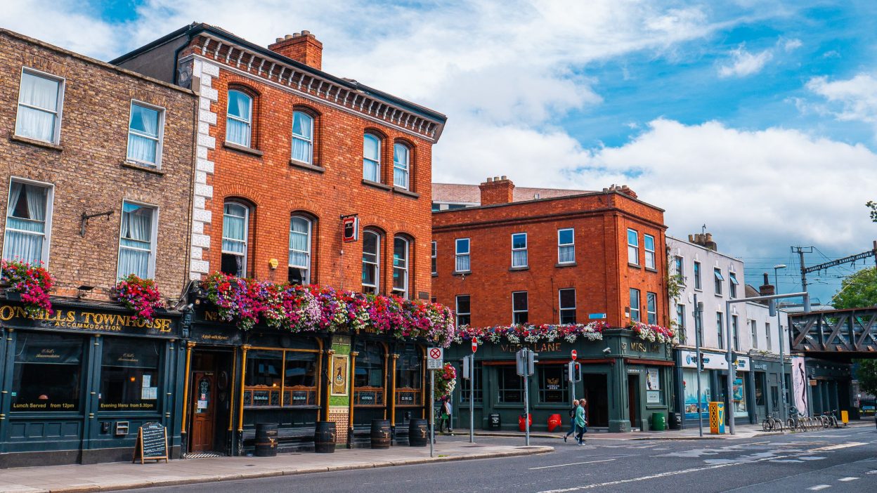 Calle de Dublín con edificios de colores, para trabajar en Irlanda