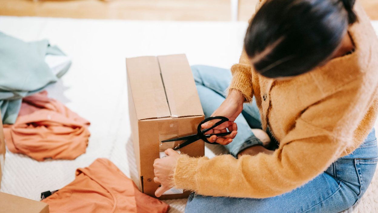 Wallapop y Hacienda: mujer empaquetando una venta de segunda mano